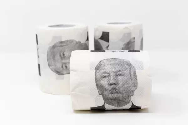 Spaß mit Politikern: das Donald Trump bedrückte Toilettenpapier. 3 Rollen vor weißem Hintergrund