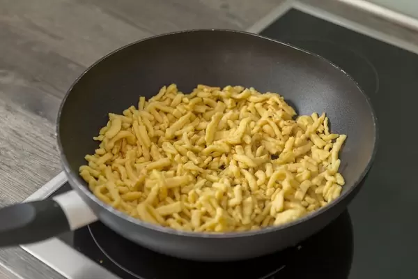 Spätzle werden in deinem Wok gebraten