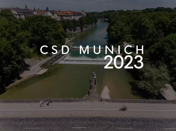 Spaziergänger auf der Maximilianbrücke in München, mit dem Bildtitel "CSD Munich 2023", um mit der LGBTQ-Community für Vielfalt zu demonstrieren