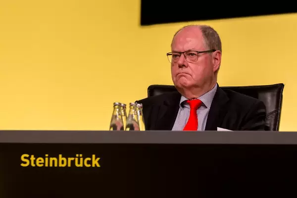 SPD-Politiker und BVB-Aufsichtsratmitglied Peer Steinbrück auf der Bühne der Jahreshauptversammlung