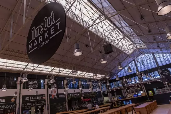 Speisehalle mit Logotafel und Essensständen im Timeout Market in Lissabon