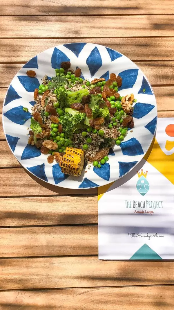 Speisekarte des Beach Project Restaurants, neben dem vegetarischen Mittagessen "Veggie-Bowl", mit Quinoa, Brokkoli, Walnüssen, Rosinen, Mais & Brot