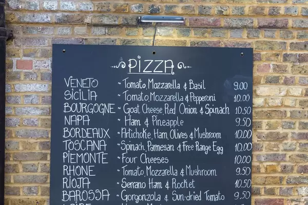 Speisetafel mit vielen verschiedenen Pizzas