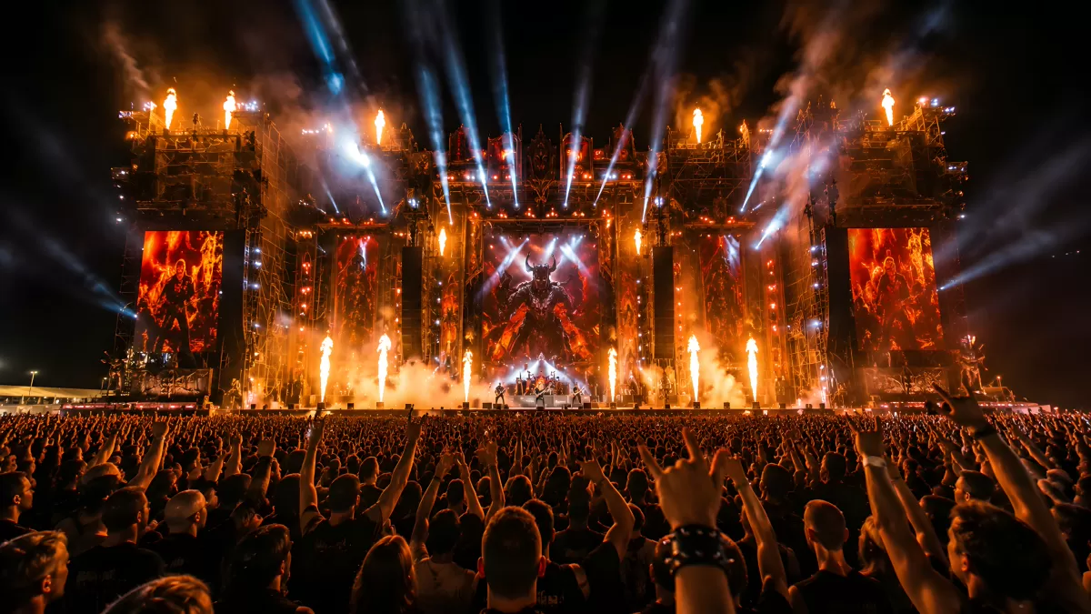 Spektakuläres Metal-Konzert mit Feuer und Lichtshow