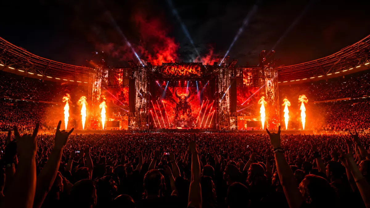 Spektakuläres Metal-Konzert mit Flammen im Stadion