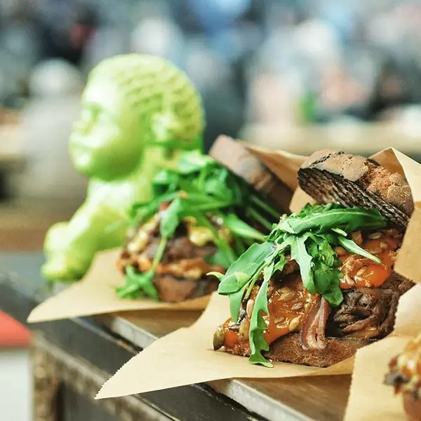 Spelt sandwich with Beef, Pumpkin and Rucola. // Dinkel-Sandwich mit Kürbismmayonnaise