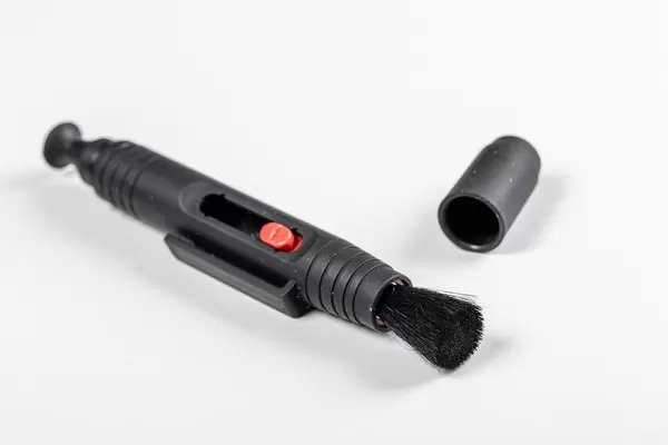 Spezial-Pinsel zur Reinigung von Kamera Linsen auf weißem Hintergrund