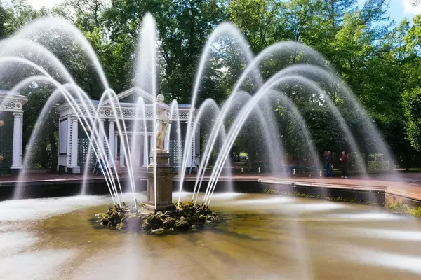 Sphere fountain and statue / Kugelbrunnen und Statue