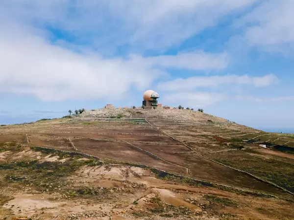 Spherical meteorological station on top of the mountain / Sphärische meteorologische Station auf den Berg