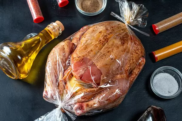 Spiced raw chicken stuffed with apples in a baking sleeve (Flip 2019)