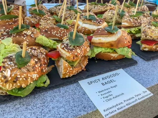 Spicy Avocadobagel mit Mehrkorn-Bagel, Chiliaufstrich, Paprika und Salat als Makro-Nährstoff-Kombination für eine gesunde Ernährung