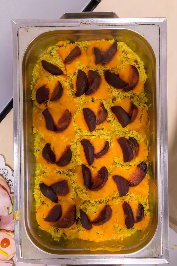 Spicy beetroot on rice with dates and ginger-carot sauce