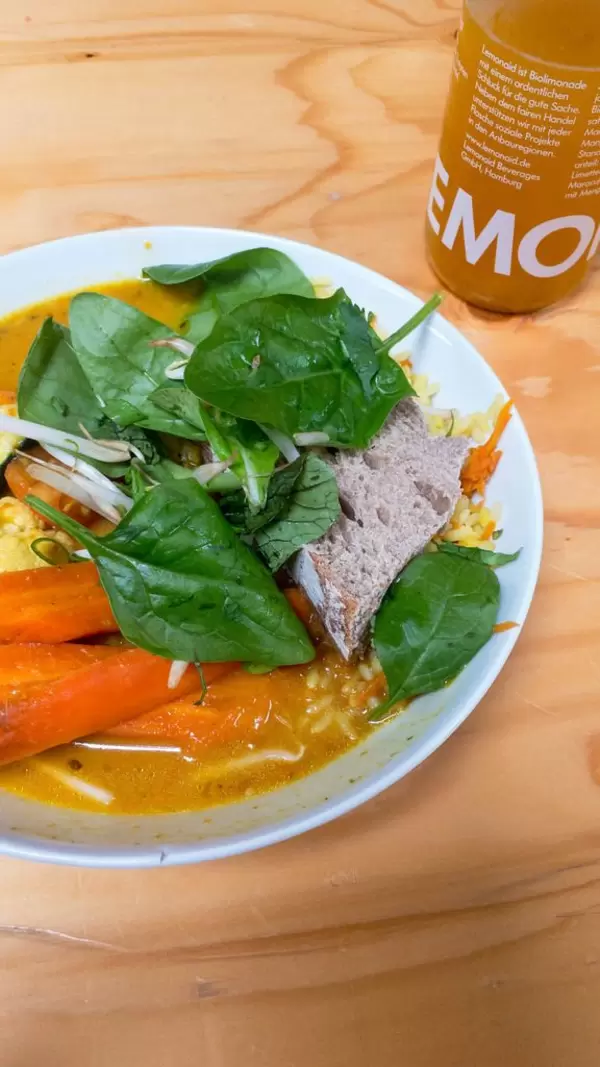 Spicy Mumbai curry with fresh tomatoes, chickpeas, cauliflower and fragrant rice (vegan)