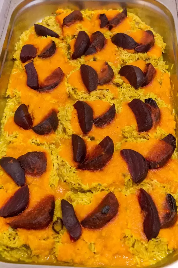 Spicy Ofenbete auf Dattelreis mit Ingwer-Möhren-Sauce in der aufsicht