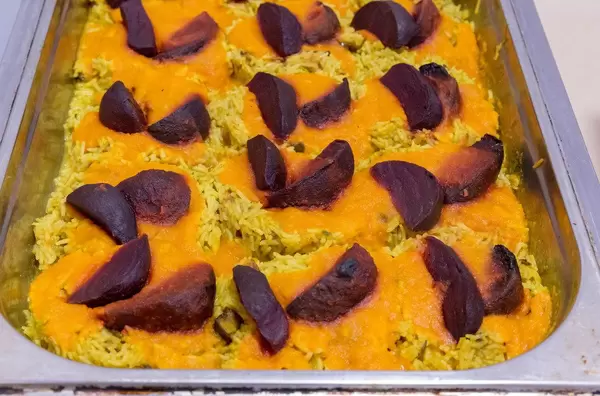 Spicy Ofenbete auf Dattelreis mit Ingwer-Möhren-Sauce