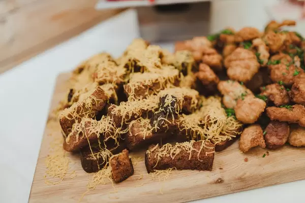 Spicy rye crackers With Garlic Sauce Mayonnaise Snacks (Flip 2019)