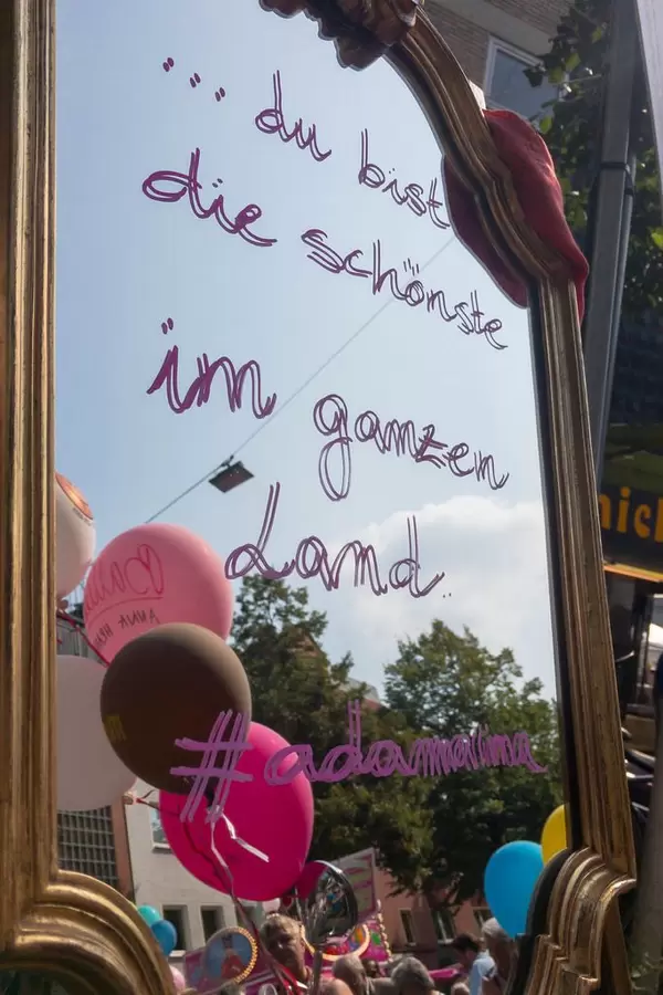 Spiegel mit der Aufschrift "du bist die schönste im ganzen Land" - Straßenfest, Köln