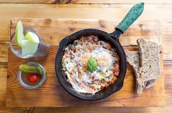 Spiegelei Fresco mit Tomaten, Basilikum, Parmesan und roten Zweibeln