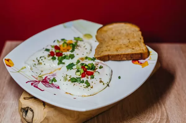 Spiegeleier mit Jungzwiebel und Toast