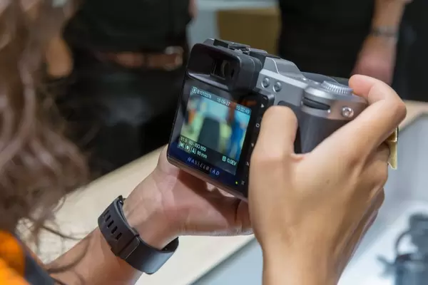Spiegelreflexkamera von Hasselblad mit Display in Händen an der Photokina in Köln