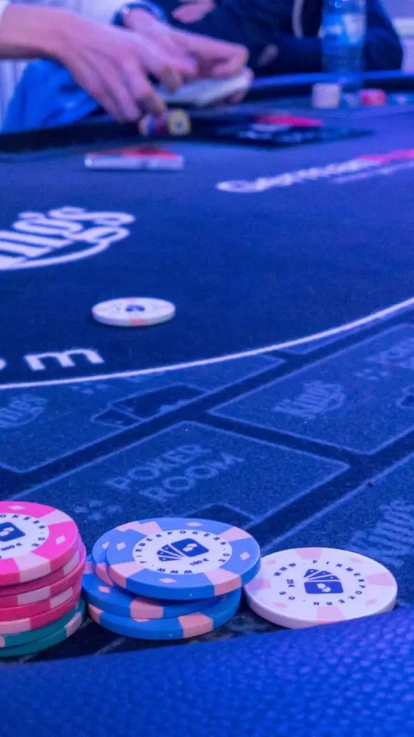 Spielchips auf einem Pokertisch