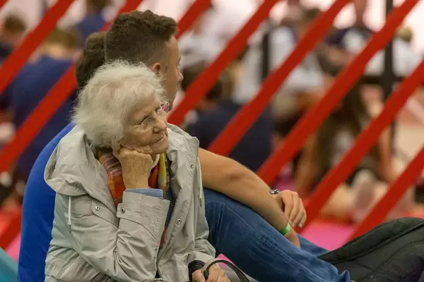 Spielemesse-Besucher aller Altersklassen: Oma auf der Gamescom