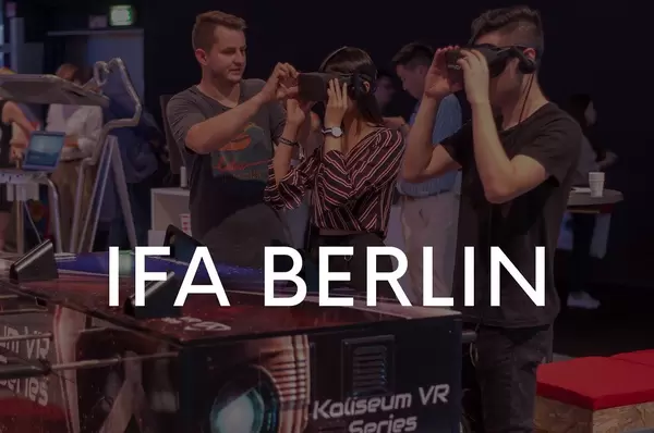 Spielemesse-Besucher zocken Fußballkicker mit VR-Brille in der virtual reality Optik