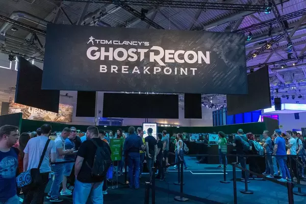 Spielemessebesucher stehen in der Schlange an, um Tom Clancy's Ghost Recon Breakpoint, das taktische Open-World-Spiel von Ubisoft, zu spielen