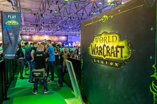 Spielenerds stehen Schlange für die Spielevorstellung des MMORPG WOW von Blizzard