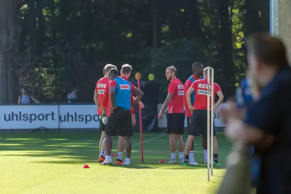 Spieler am Spielfeldrand. Training am 12.09.2018