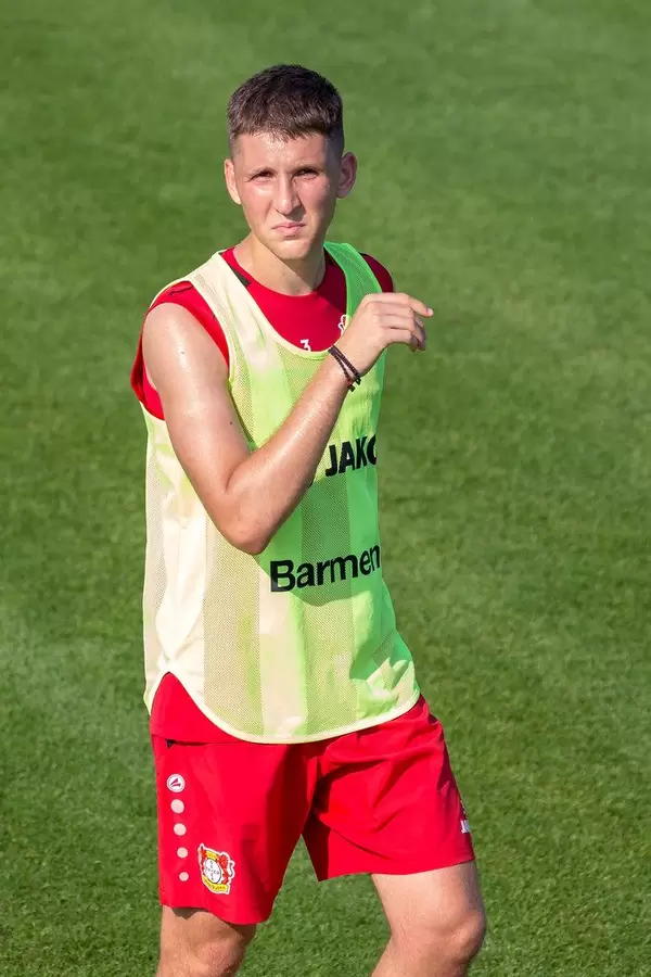 Spieler des Bayer 04 Leverkusen Fußballvereins Panagiotis Retsos schwitzt nach dem Mannschaftstraining bei heißen Temperaturen