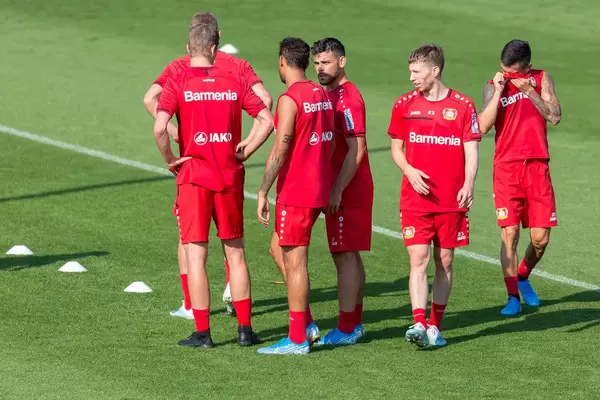 Spieler des Fußballvereins Bayer Leverkusen schwitzen nach dem anstrengenden Training