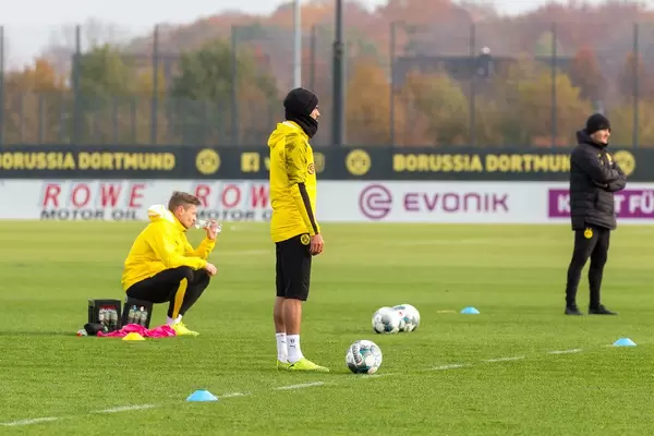 Spieler warten auf ihren Einsatz beim Training am Spielfeldrand