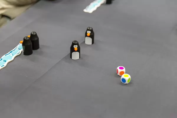Spielfiguren in Penguin-Form und Spielwürfel