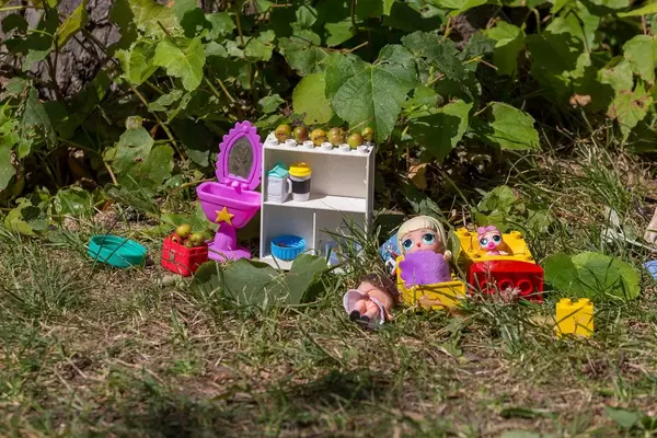 Spielzeug für kleine Mädchen auf dem Rasen im Gorki-Park