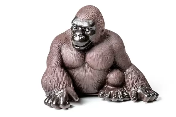 Spielzeug: Gorilla-Figur vor weißem Hintergrund