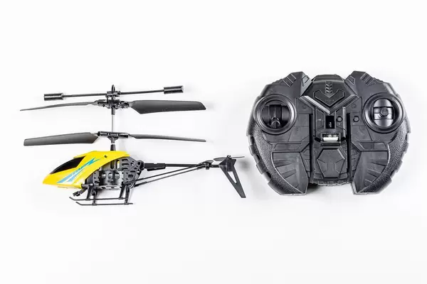 Spielzeug Hubschrauber mit Fernsteuerung auf weißem Hintergrund