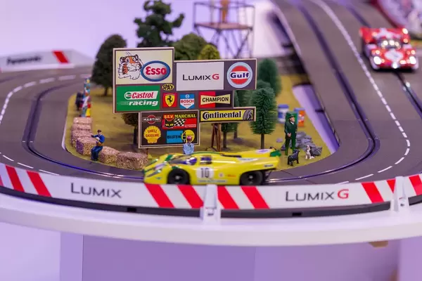 Spielzeug-Rennbahn mit Autos am Messestand von Panasonic