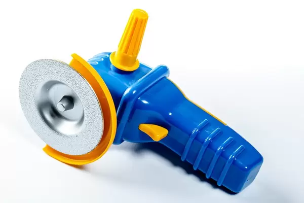 Spielzeug Schleifmaschine in blau und gelb auf weißem Untergrund