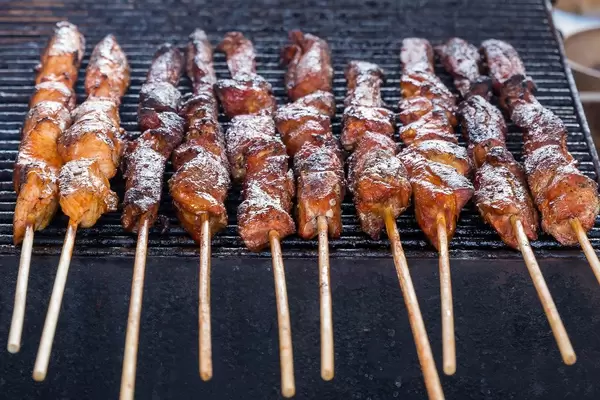Spieße auf dem Grill
