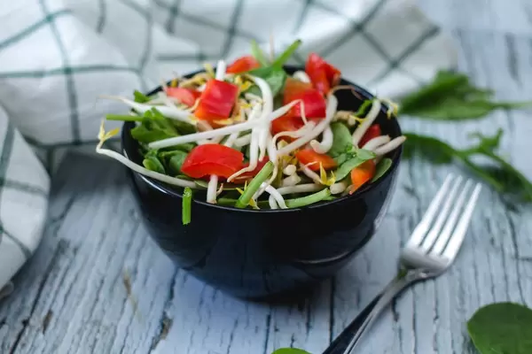 Spinach with Bean Sprout and Pepper