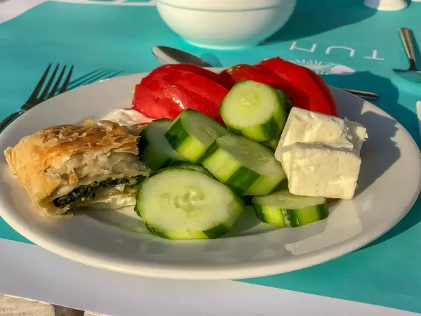 Spinat Börek und Salat mit Gurke, Tomate und Fetakäse