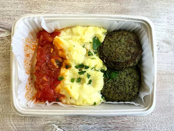 Spinat-Quark Bratlinge mit Kartoffel-Zitronen Püree, Tomaten Salsa, Rettich-Radieschen Salat und Kräutersauce