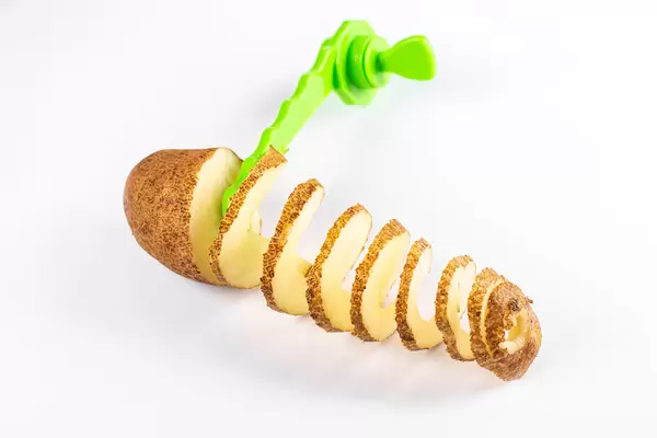 Spiral potato slicing with plastic knife