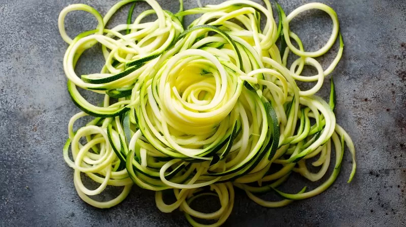 Spirale aus grünen Zucchininudeln