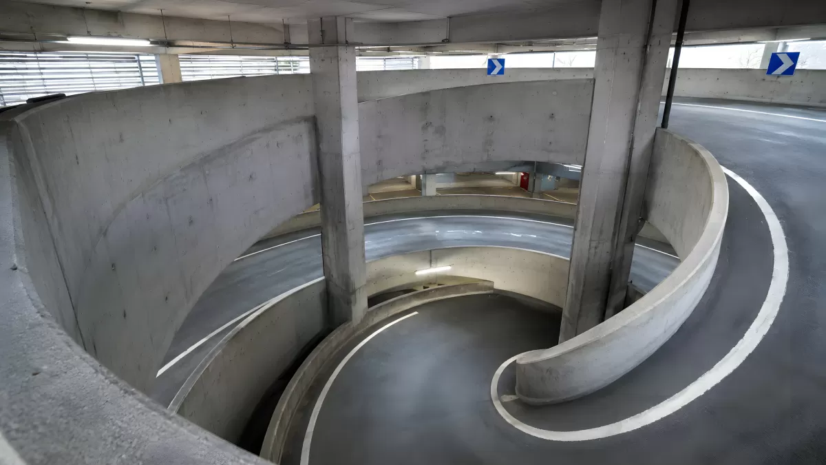 Spiralförmige Betonrampe in modernem Parkhaus