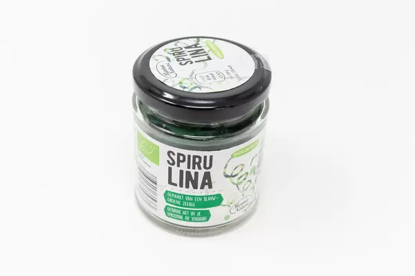 Spiraluna-Pulver von Mama Nature, mit Chlorophyll und Eiweiß aus blaugrünen Meeresalgen hergestellt, für gesunde Smoothies und Joghurts