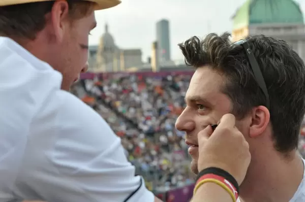 Sport-Fans schminken ihre Gesichter