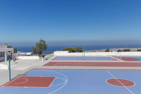 Sportanlage ohne Menschen auf Santorini im Sommer