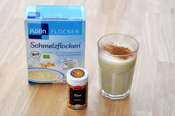 Sportgetränk aus Schmelzflocken, Zimt, Orangensaft und Milch